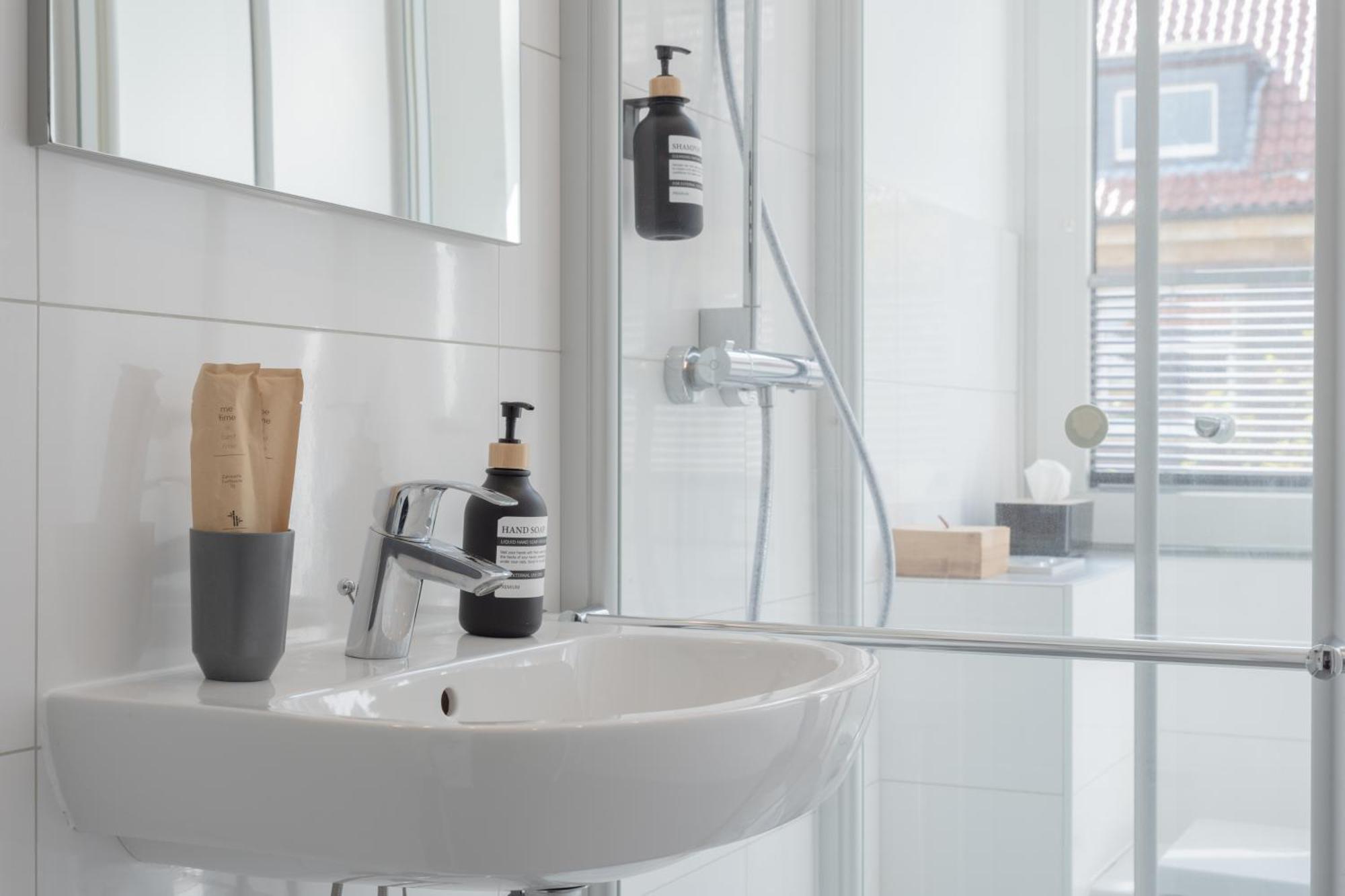 Modernes Apartment In Top Lage Komfortabel Eingerichtet Mit Arbeitsplatz Und Kueche - Geibelsuite Hannover Buitenkant foto